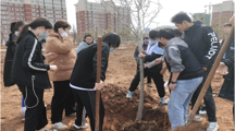 “春风携雨抚绿意 学子植荫树栋梁”——WilliamHill体育开展义务植树主题团日活动